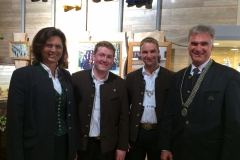Besuch von Ilse Aigner am "Burschenstand" der 1200-Jahre Föching Ausstellung